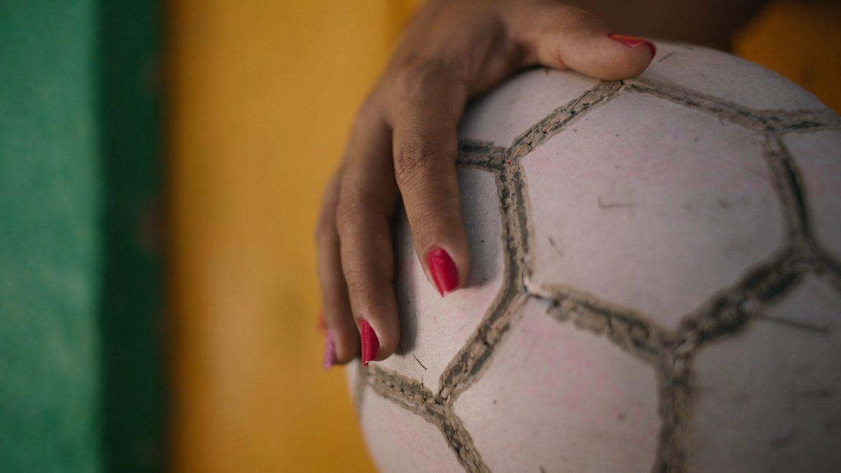 عشق الجماهير: كرة القدم، لعبة الأمم وتاريخها المجيد